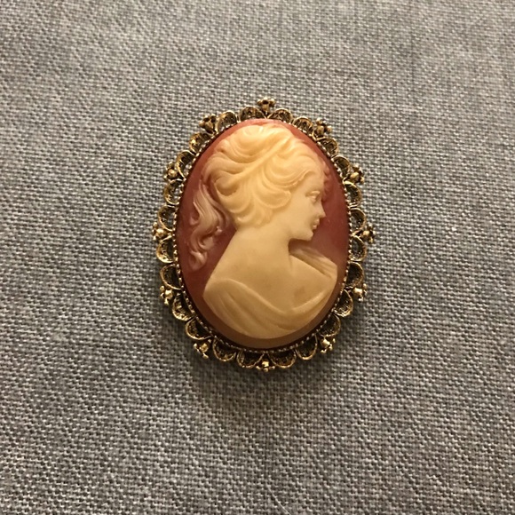 Vintage Jewelry - Vintage Gerry’s Cameo Brooch Pendant